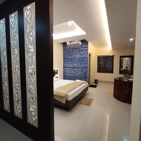 Hotel Issacs Regency Sultan Bathery Exterior foto