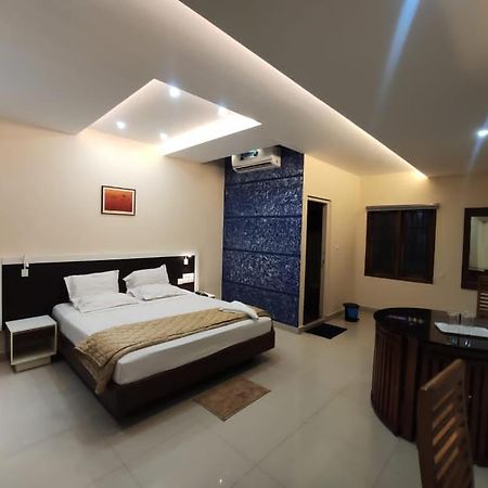 Hotel Issacs Regency Sultan Bathery Exterior foto