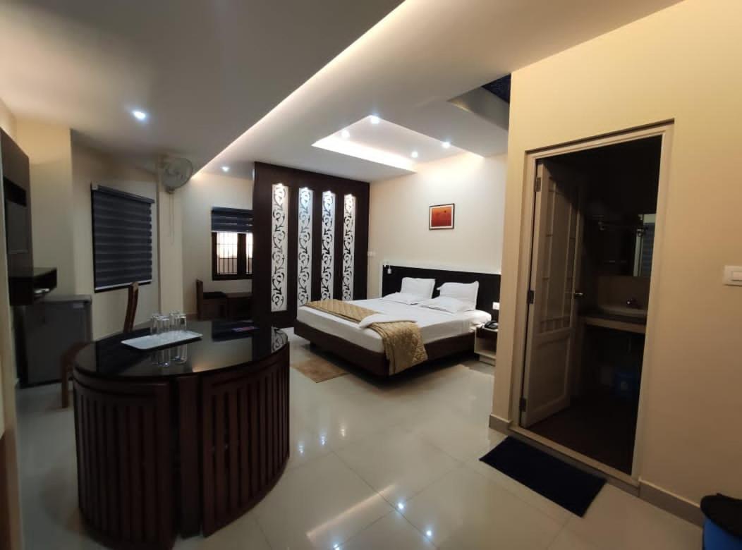 Hotel Issacs Regency Sultan Bathery Exterior foto