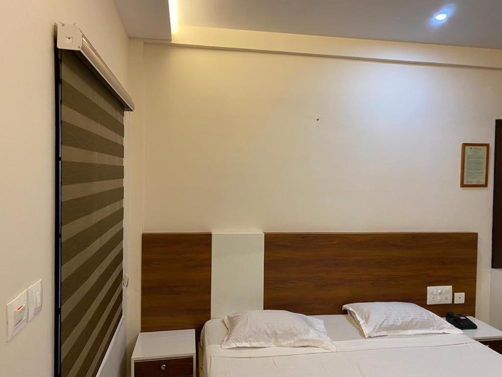 Hotel Issacs Regency Sultan Bathery Exterior foto