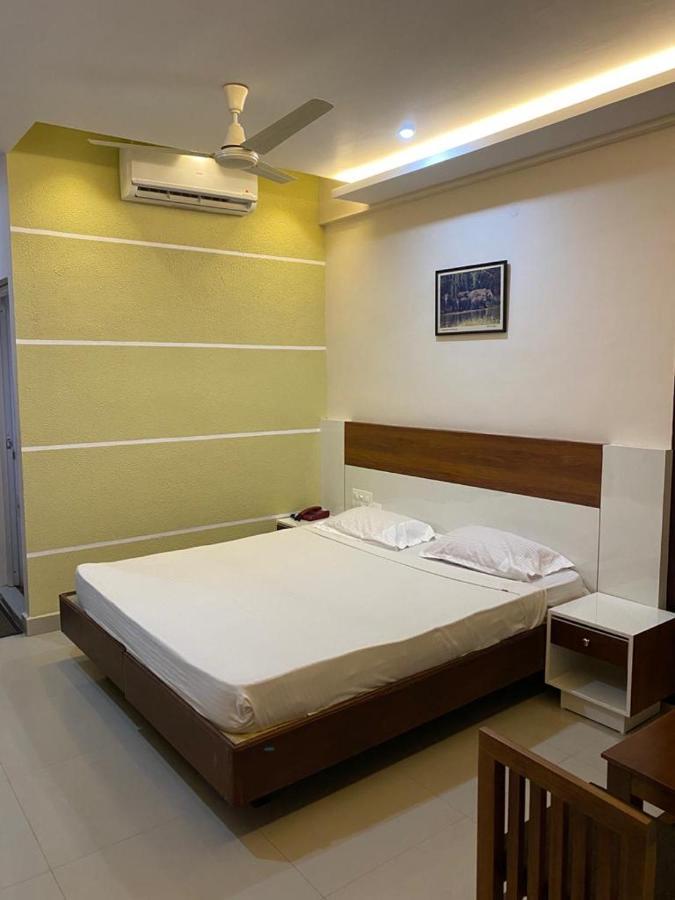 Hotel Issacs Regency Sultan Bathery Exterior foto