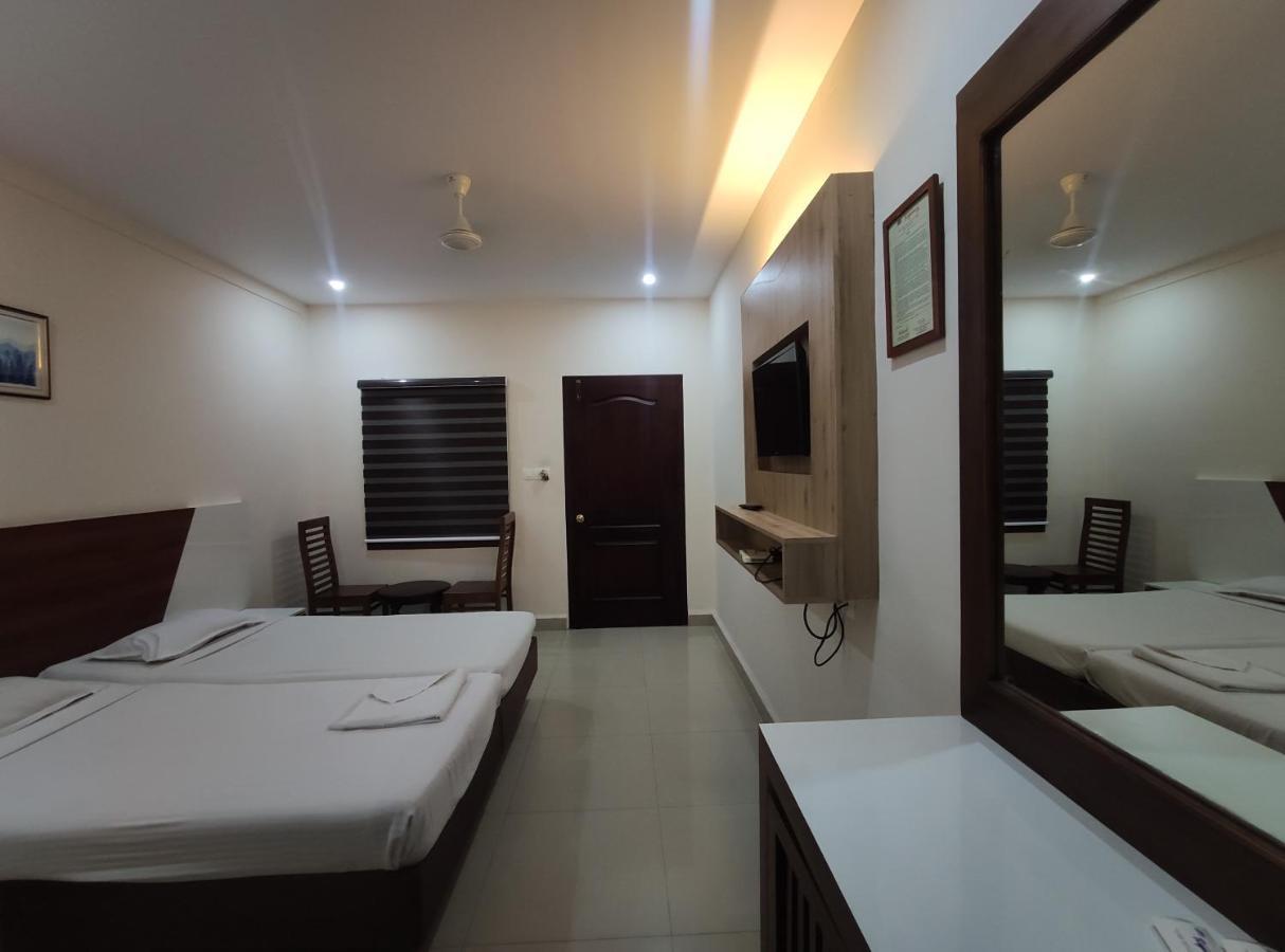 Hotel Issacs Regency Sultan Bathery Exterior foto